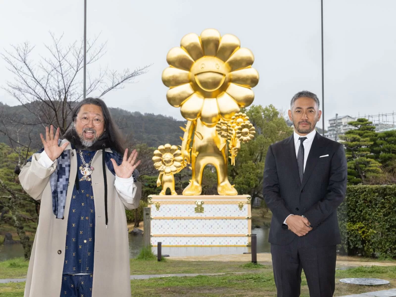 村上隆與LV合作的巨型金色雕塑《FLOWER PARENT AND CHILD》於京都市京瓷美術館的日本花園亮相- MING'S