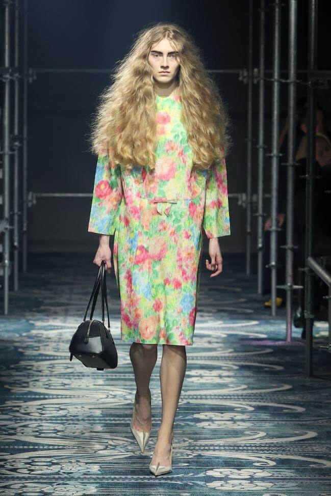 【<span class="zh">米蘭時裝周</span> FW25】<span class="zh">再次從</span> UGLY CHIC <span class="zh">出發</span>，PRADA <span class="zh">全新系列與你探究何謂美</span>